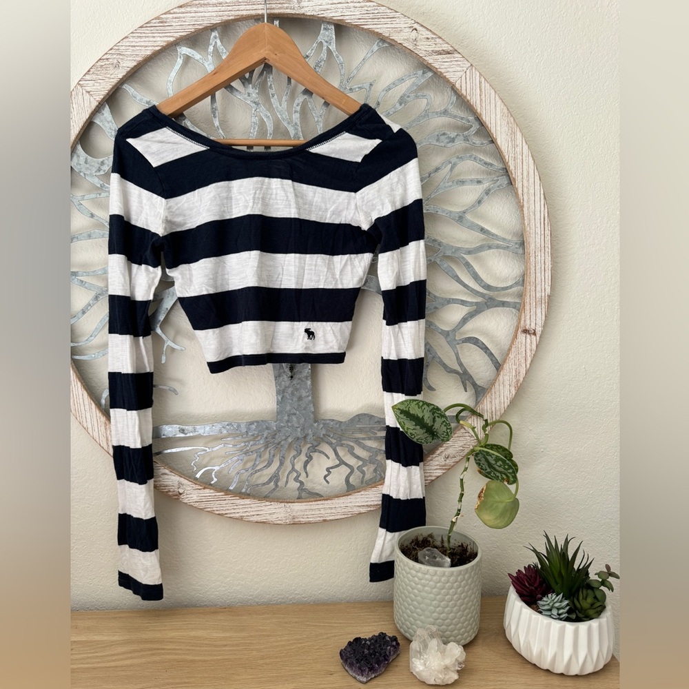ABERCROMBIE & FITCH Woman’s Vintage Cropped Long Sleeve Top. Size Small.